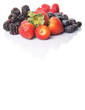 Çilek, böğürtlen, yaban mersini ve ahududu beyaz arka plan üzerinde