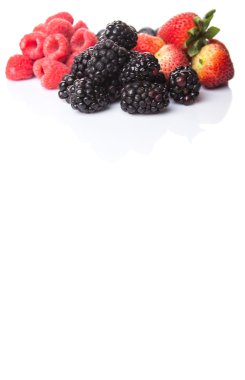 Çilek, böğürtlen, yaban mersini ve ahududu beyaz arka plan üzerinde