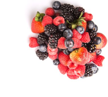 Çilek, böğürtlen, yaban mersini ve ahududu beyaz arka plan üzerinde