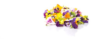 Beyaz arka plan üzerinde yenilebilir çiçek salata karışımı