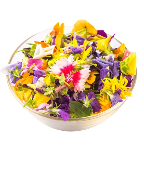 Змішайте їстівний квітковий салат у скляній мисці — стокове фото