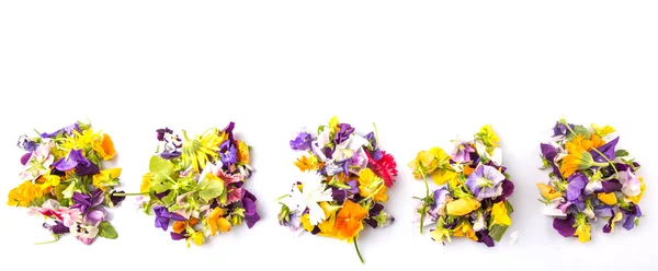 Mélanger Salade Fleurs Comestibles Sur Fond Blanc — Photo