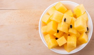 Isırık büyüklüğünde sarı karpuz meyve