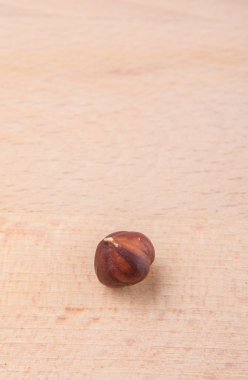 Ahşap kesme tahtası üzerinde fındık