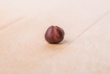 Ahşap kesme tahtası üzerinde fındık