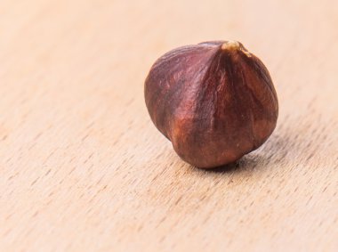 Ahşap kesme tahtası üzerinde fındık