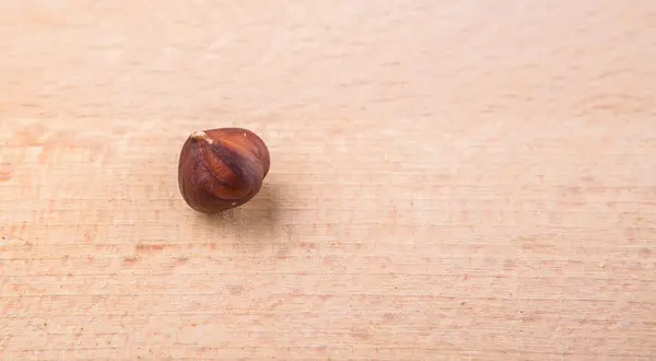 木制切菜板上的榛子 — 图库照片