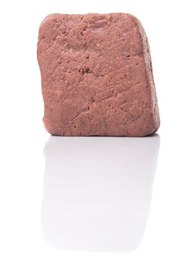 Geleneksel olarak yapılmış karides hamur beyaz arka plan üzerinde bir blok