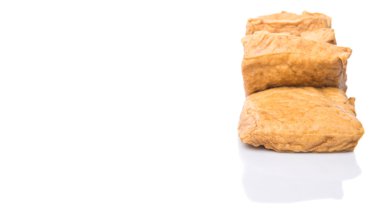 Beyaz arka plan üzerinde ev yapımı kızarmış tofu