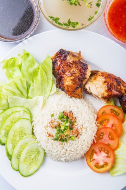 Nasi Ayam veya tavuklu pilav