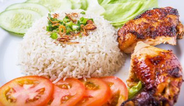 Nasi Ayam veya tavuklu pilav