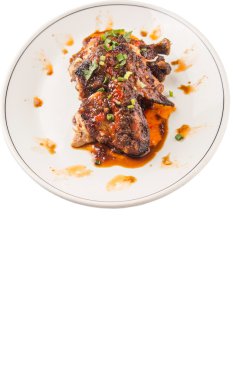 Soya sosu ve beyaz tabakta chili sos ile kaplanmış kavrulmuş tavuk parça