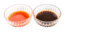 Ev yapımı soya sosu ve beyaz arka plan üzerinde kase chili sos