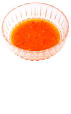 Beyaz arka plan üzerine bir kase içinde ev yapımı biber sosu