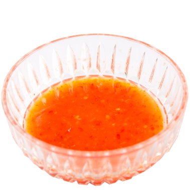 Beyaz arka plan üzerine bir kase içinde ev yapımı biber sosu