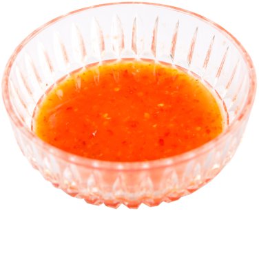 Beyaz arka plan üzerine bir kase içinde ev yapımı biber sosu