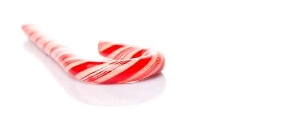 Geleneksel Noel Kırmızı Beyaz Şerit Şeker Kamışı Beyaz Arka Plan — Stok fotoğraf