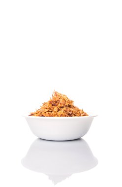 Beyaz arka plan üzerinde beyaz kase süsleme için derin kızarmış arpacık