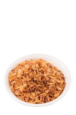 Beyaz arka plan üzerinde beyaz kase süsleme için derin kızarmış arpacık