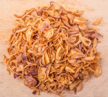 Ahşap yüzeyde süsleme için derin kızarmış arpacık