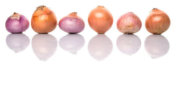 Peeled Indian Red Onions And Dutch Yellow Onions — Stock Photo, Image