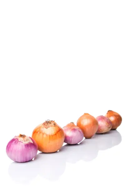 Peeled Indian Red Onions And Dutch Yellow Onions — Stock Photo, Image