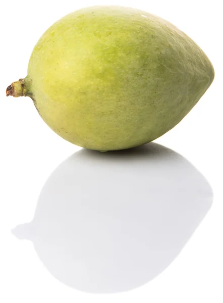 白い背景の上の緑のマンゴー — ストック写真