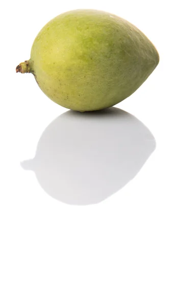 Grüne Mango Auf Weißem Hintergrund — Stockfoto