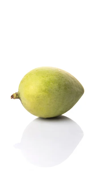 Beyaz Zemin Üzerine Yeşil Mango — Stok fotoğraf