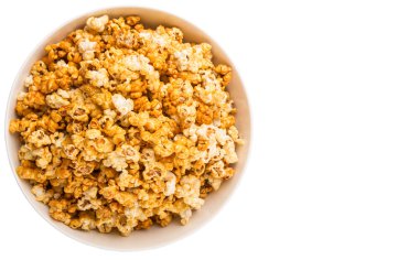 Beyaz kase karamelli patlamış mısır