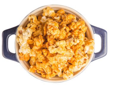 Mavi tencerede karamelli patlamış mısır