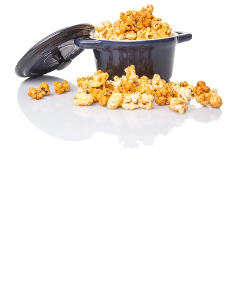 Karamell-Popcorn im blauen Topf — Stockfoto