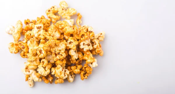 Karamelový Popcorn Nad Bílým Pozadím — Stock fotografie