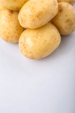 Beyaz arka plan üzerinde bebek patates