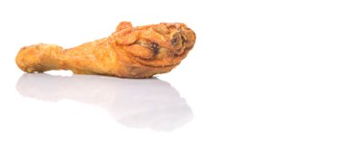 Derin kızarmış tavuk drumsticks beyaz arka plan üzerinde
