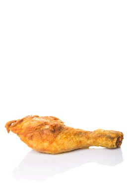 Derin kızarmış tavuk drumsticks beyaz arka plan üzerinde