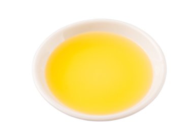 Beyaz arka plan üzerinde pişirme yağı bir seramik kase sebze