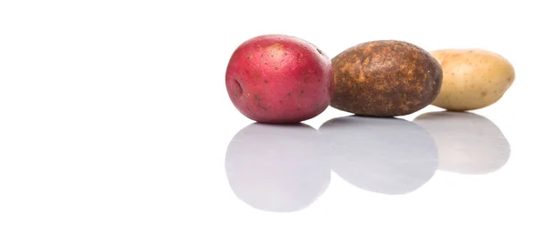 Rood, bruin, geel aardappelen — Stockfoto