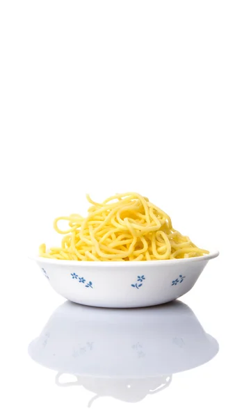 Macarrão Amarelo Chinês Longo Cru Tigela Branca Sobre Fundo Branco — Fotografia de Stock