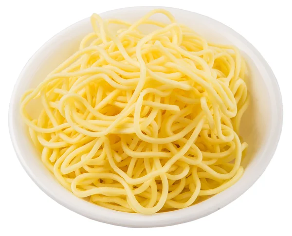 Macarrão Amarelo Chinês Longo Cru Tigela Branca Sobre Fundo Branco — Fotografia de Stock