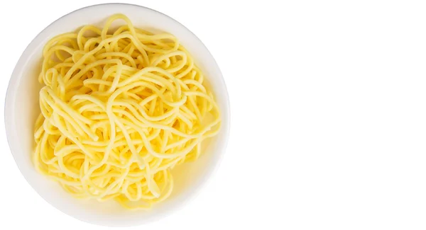 Macarrão Amarelo Chinês Longo Cru Tigela Branca Sobre Fundo Branco — Fotografia de Stock