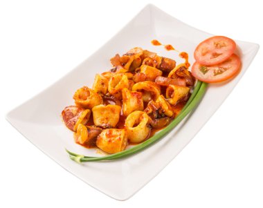 Yeşil soğan ve domates beyaz tabakta da sıcak ve baharatlı sambal ot chili soslu kızarmış kalamar Malezya tabak.