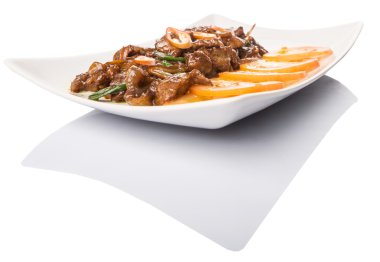 İstiridye soslu kızarmış sığır eti ilave edin