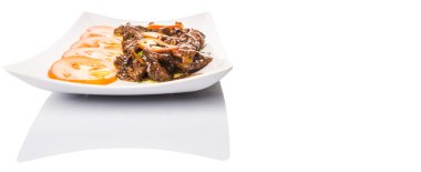 İstiridye soslu kızarmış sığır eti ilave edin