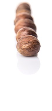 Beyaz arka plan üzerinde küçük Hindistan cevizi