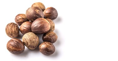 Beyaz arka plan üzerinde küçük Hindistan cevizi