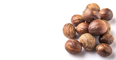 Beyaz arka plan üzerinde küçük Hindistan cevizi