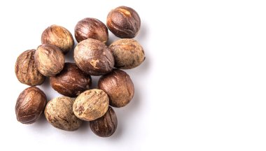 Beyaz arka plan üzerinde küçük Hindistan cevizi