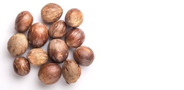 Beyaz arka plan üzerinde küçük Hindistan cevizi