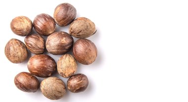 Beyaz arka plan üzerinde küçük Hindistan cevizi